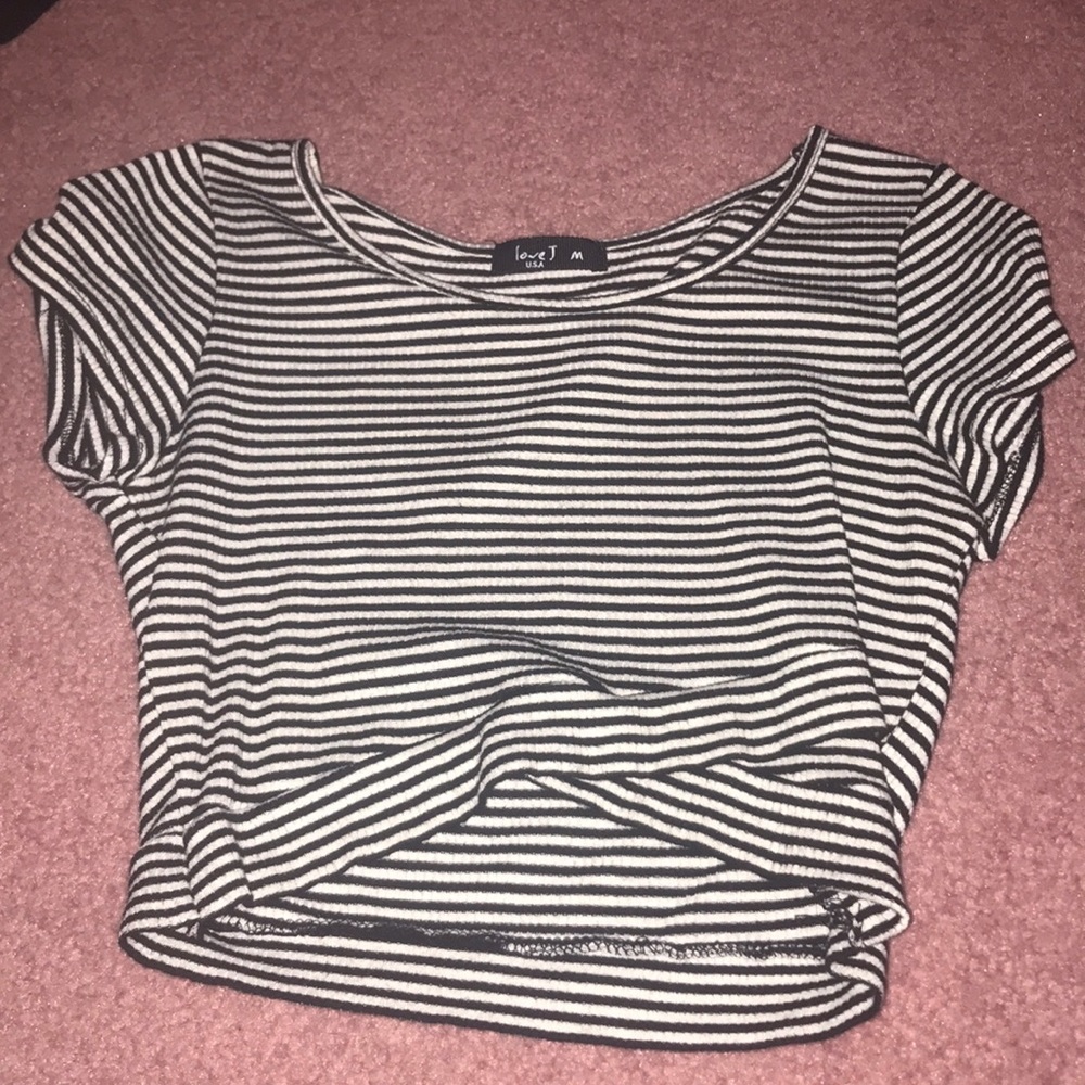 Cropped black and white t-shirt
